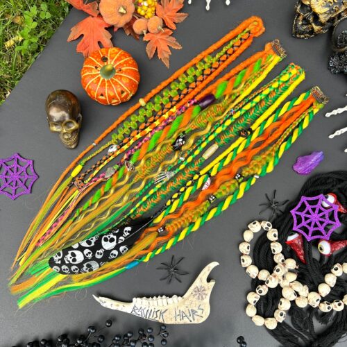 Halloween Clip-Ins! We can make an XL Ponytail version with elastic band (15 ends) instead of Clip-Ins. With dreads and braids, curls! Green, orange and yellow! Spooky decorated with charms and beads, feather and ribbons! HALLOWEEN482